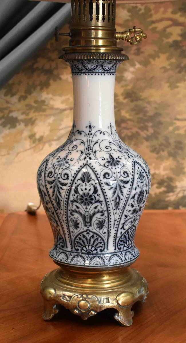 Paire De Lampes En Porcelaine Montées Sur Socle En Bronze, Décor Floral Bleu , Abat-jour Récent-photo-1