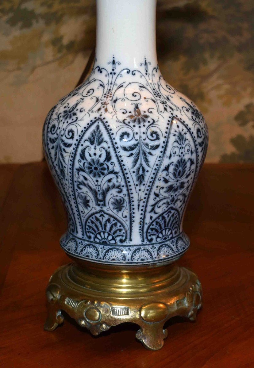 Paire De Lampes En Porcelaine Montées Sur Socle En Bronze, Décor Floral Bleu , Abat-jour Récent-photo-2