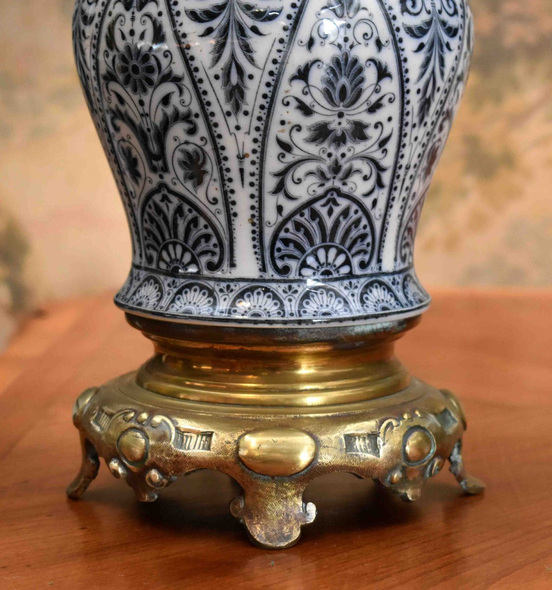 Paire De Lampes En Porcelaine Montées Sur Socle En Bronze, Décor Floral Bleu , Abat-jour Récent-photo-5
