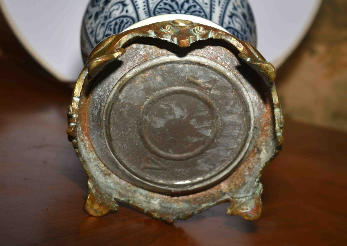 Paire De Lampes En Porcelaine Montées Sur Socle En Bronze, Décor Floral Bleu , Abat-jour Récent-photo-8