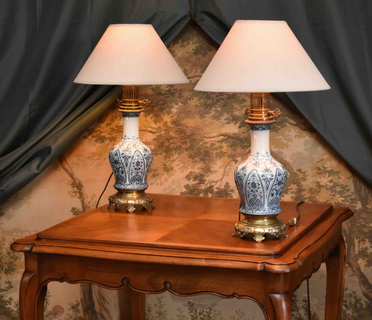 Paire De Lampes En Porcelaine Montées Sur Socle En Bronze, Décor Floral Bleu , Abat-jour Récent