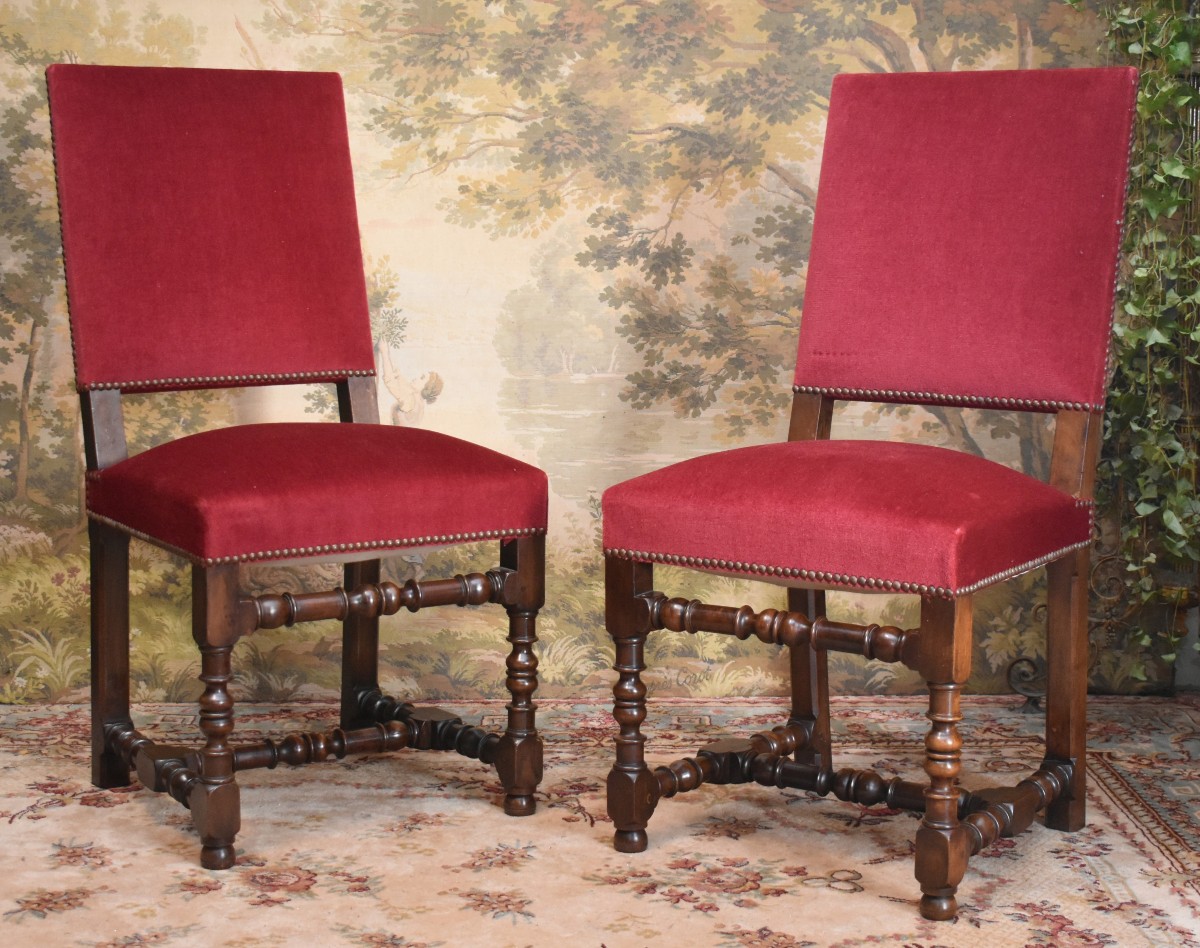 Paire De Chaises De Style Louis XIII  ,  Pieds Balustre,  Dossier Haut, Tissu En Velours Rouge
