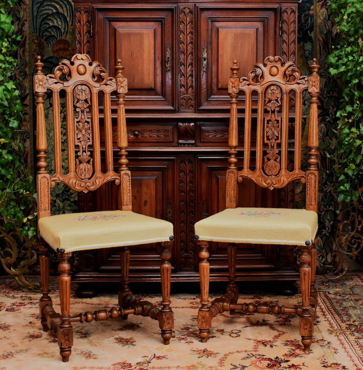 Paire De Chaises De Style Renaissance - Henri II En Chêne Massif Et Tissu Aux Petits Points.   