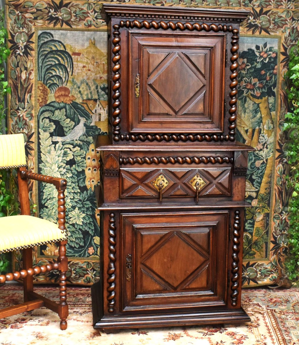 homme debout Louis XIII, buffet cabinet 2 corps noyer  à diminutif , colonnes à torsade, XVIIe-photo-2