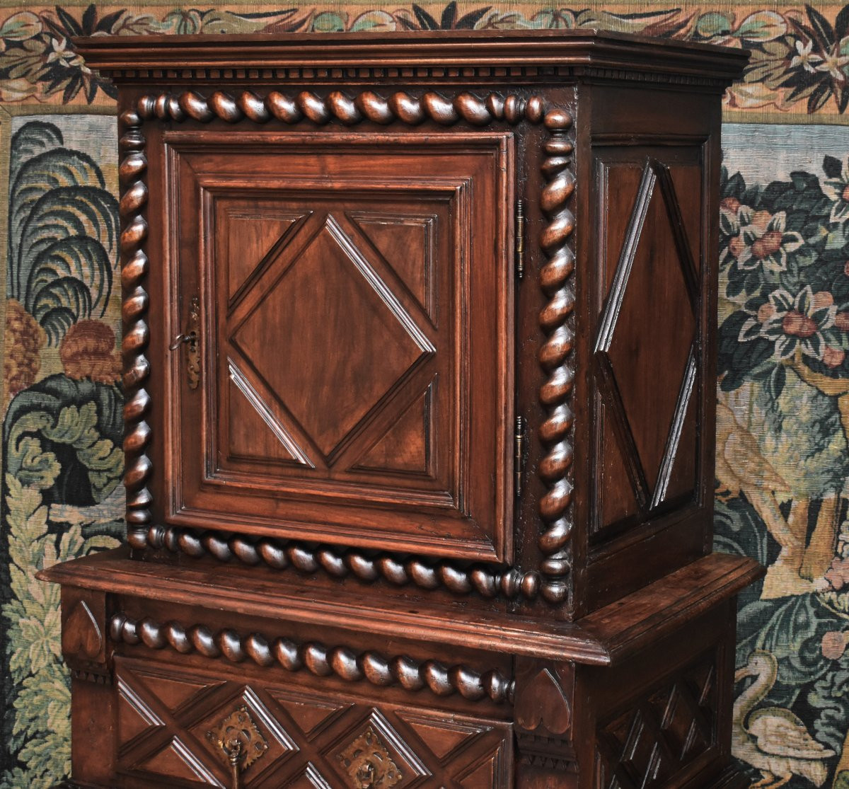 homme debout Louis XIII, buffet cabinet 2 corps noyer  à diminutif , colonnes à torsade, XVIIe-photo-1