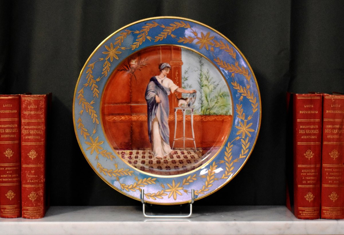 Balleroy - William Guérin. Plat Décoratif peint main  Porcelaine De Limoges, décor à l'antique -photo-2