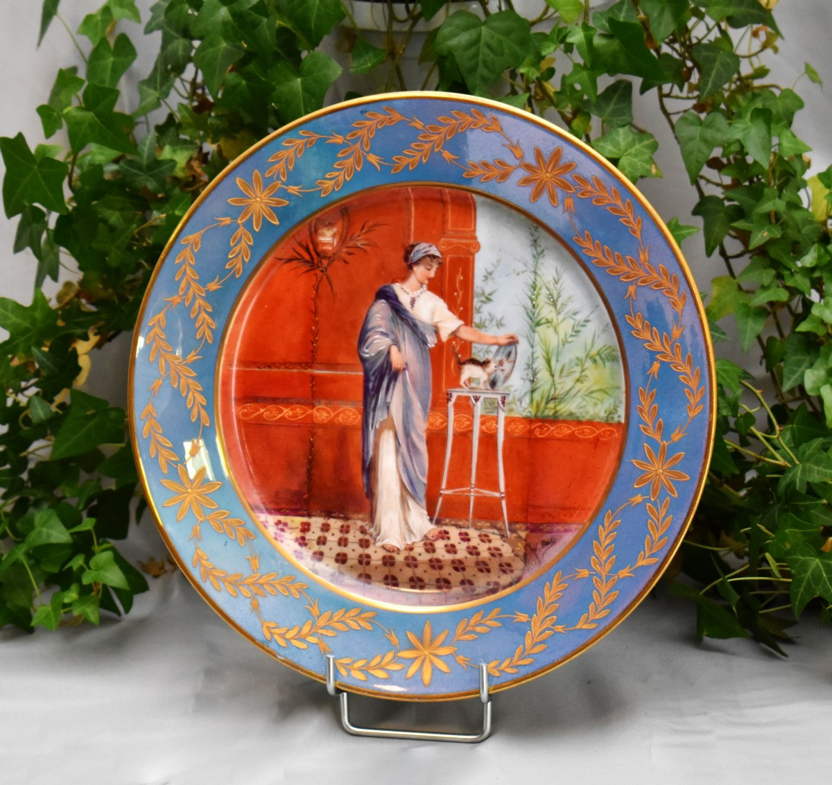 Balleroy - William Guérin. Plat Décoratif peint main  Porcelaine De Limoges, décor à l'antique 