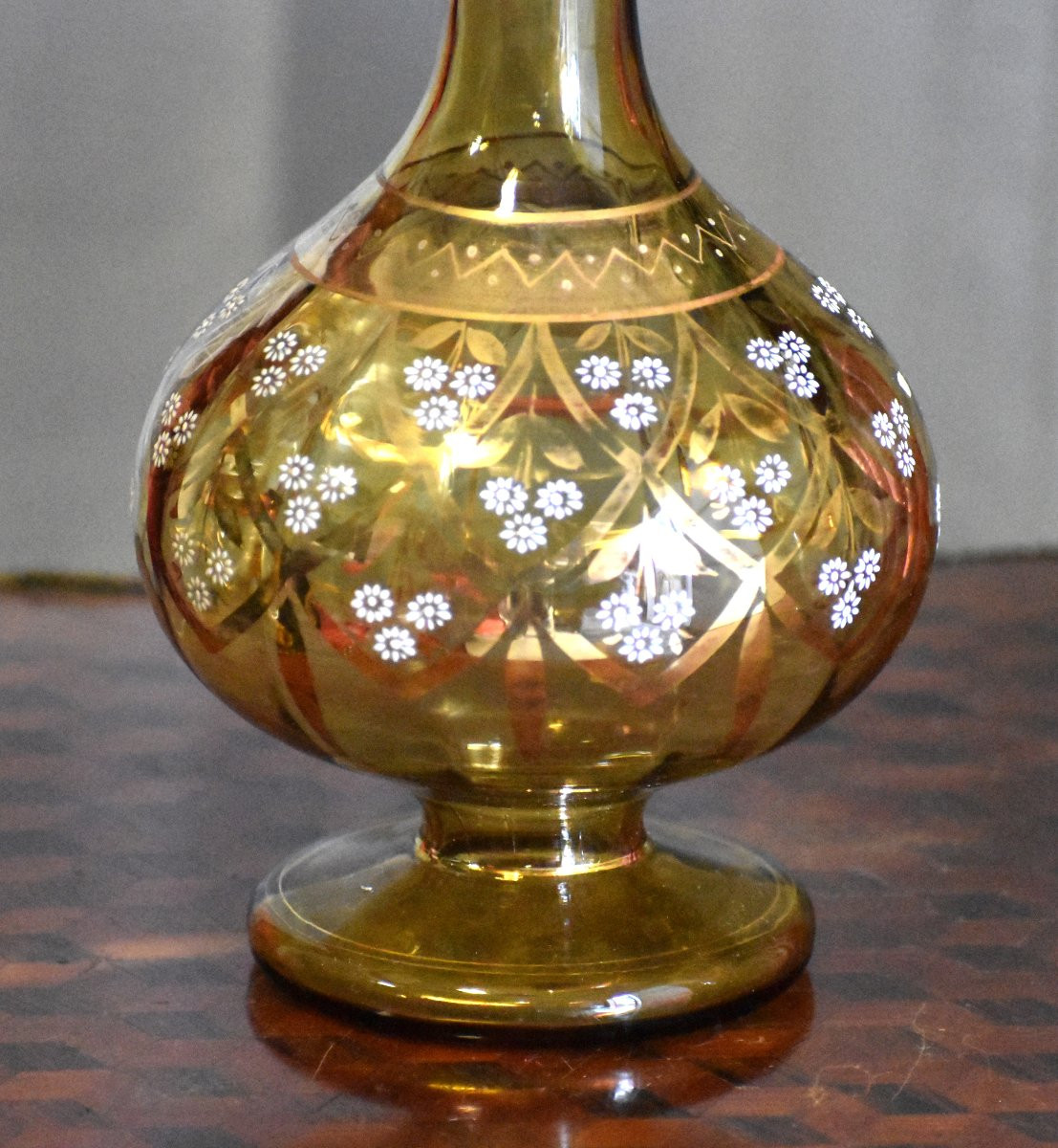 service de nuit en verre jaune  comprenant 1 carafe et son verre à pied à décor floral émaillé-photo-3