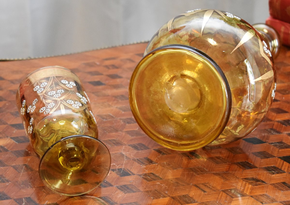 service de nuit en verre jaune  comprenant 1 carafe et son verre à pied à décor floral émaillé-photo-8