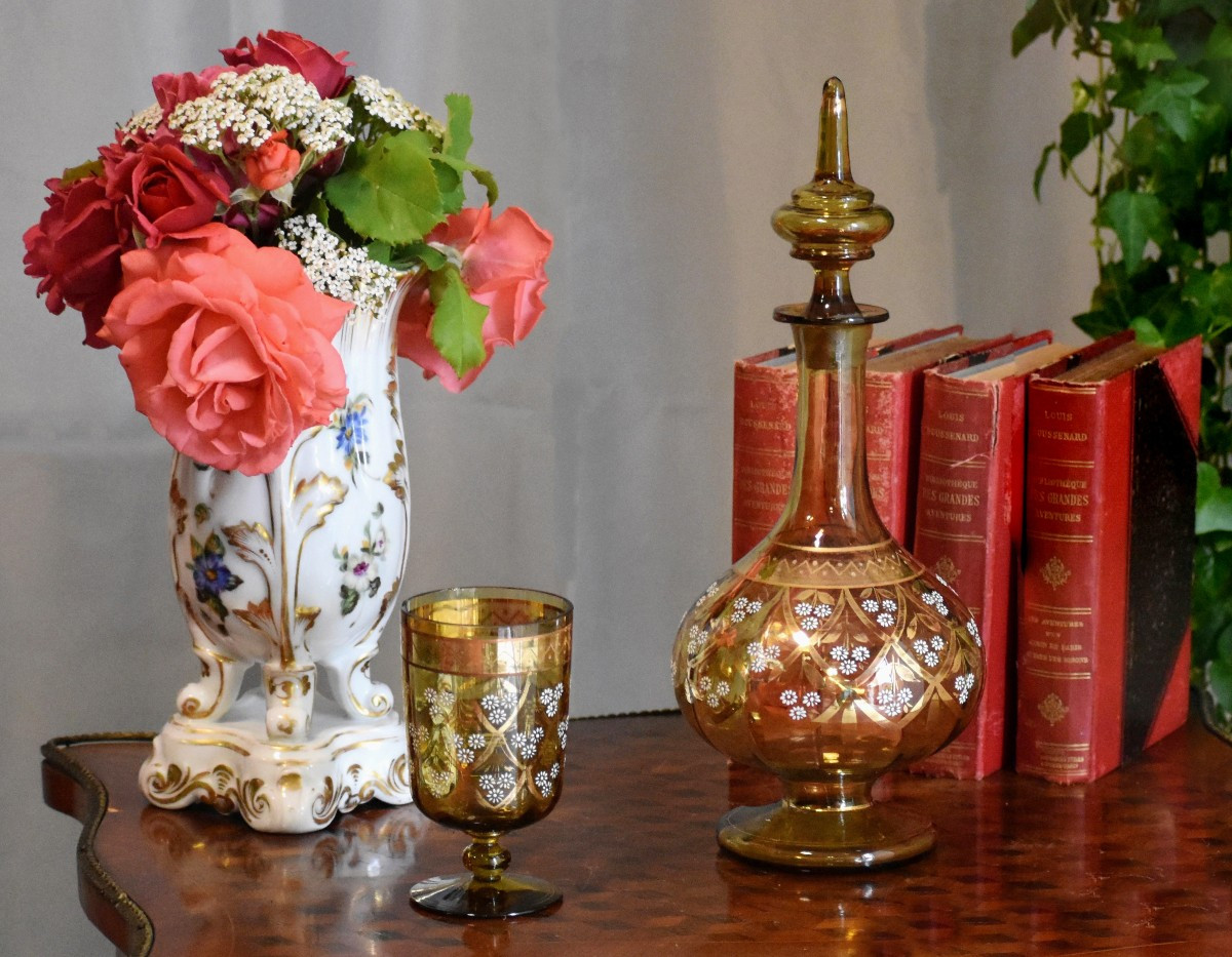 service de nuit en verre jaune  comprenant 1 carafe et son verre à pied à décor floral émaillé