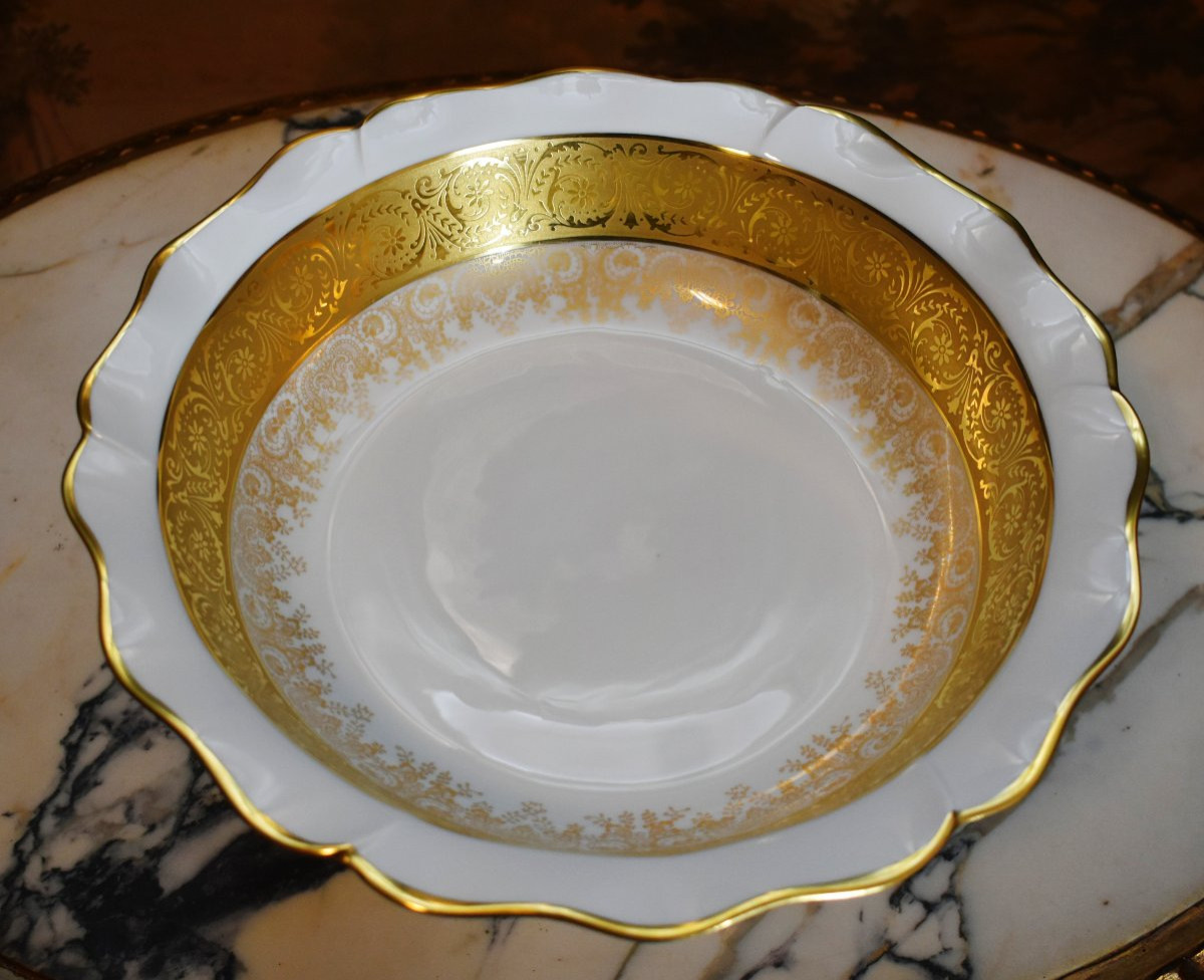 coupe sur pied en porcelaine de  Limoges, centre de table ateliers Malevergne, incrustation or-photo-1