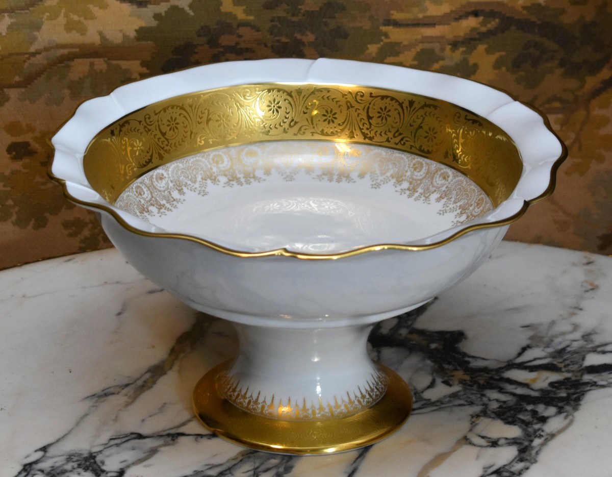 coupe sur pied en porcelaine de  Limoges, centre de table ateliers Malevergne, incrustation or