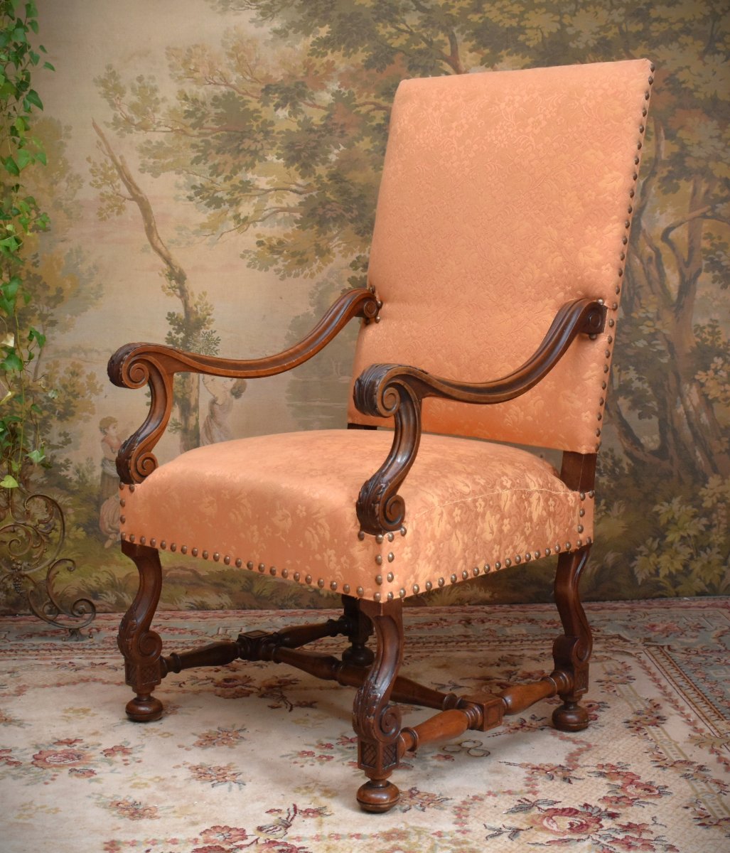 Grand et large fauteuil  de style Louis XIV en noyer massif à haut dossier plat , XIXe, refait,-photo-3