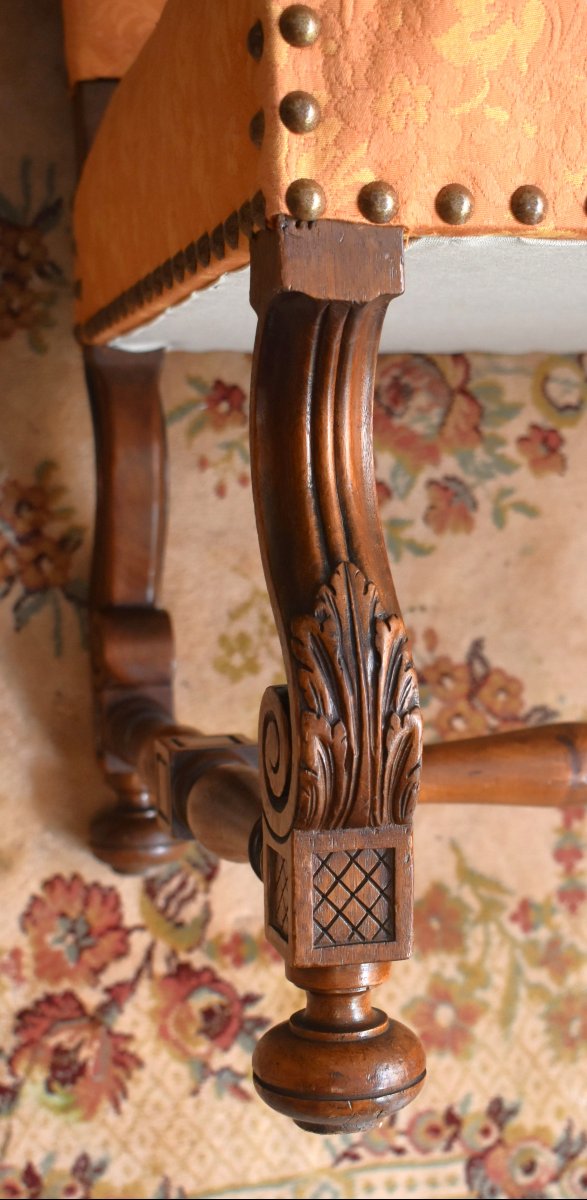 Grand et large fauteuil  de style Louis XIV en noyer massif à haut dossier plat , XIXe, refait,-photo-3