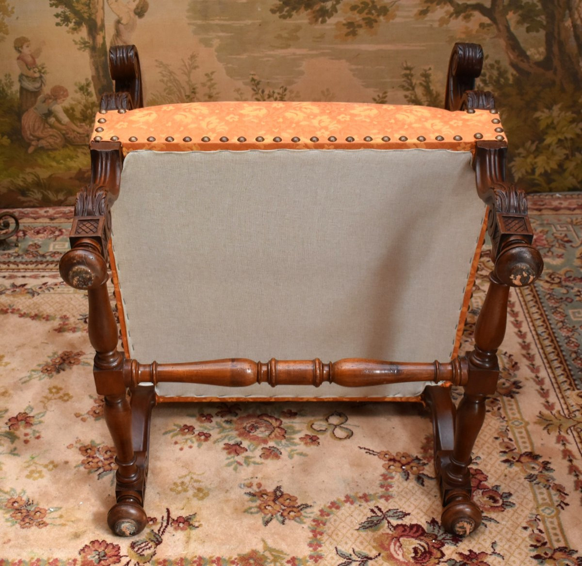 Grand et large fauteuil  de style Louis XIV en noyer massif à haut dossier plat , XIXe, refait,-photo-8