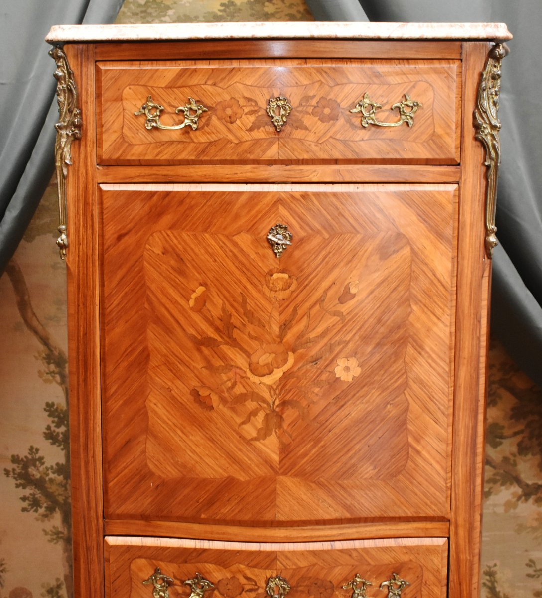 Secrétaire de style transition  Louis XV - Louis XVI en marqueterie de  bois précieux,-photo-4
