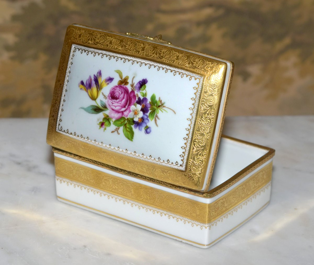Limoges Porcelain Box With Double Gold Inlay, Bouquet Of Flowers, Box, Hand Painted.-photo-2