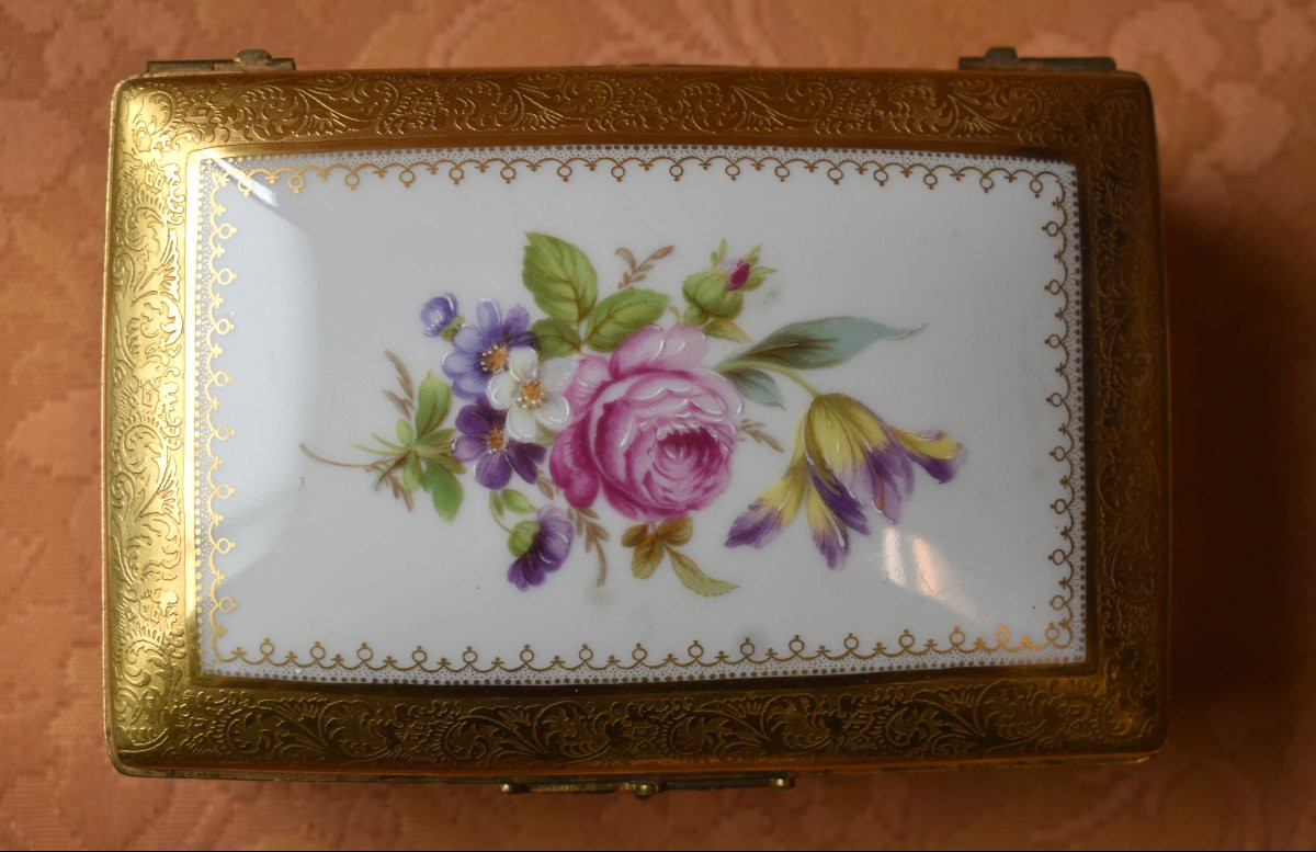 Limoges Porcelain Box With Double Gold Inlay, Bouquet Of Flowers, Box, Hand Painted.-photo-3