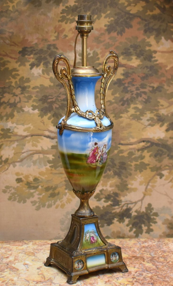 Pied de lampe en faïence décorée de personnages et angelots sur pied  en régule  doré fin XIXe-photo-2