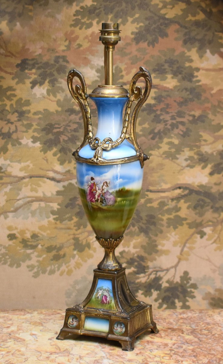 Pied de lampe en faïence décorée de personnages et angelots sur pied  en régule  doré fin XIXe-photo-3