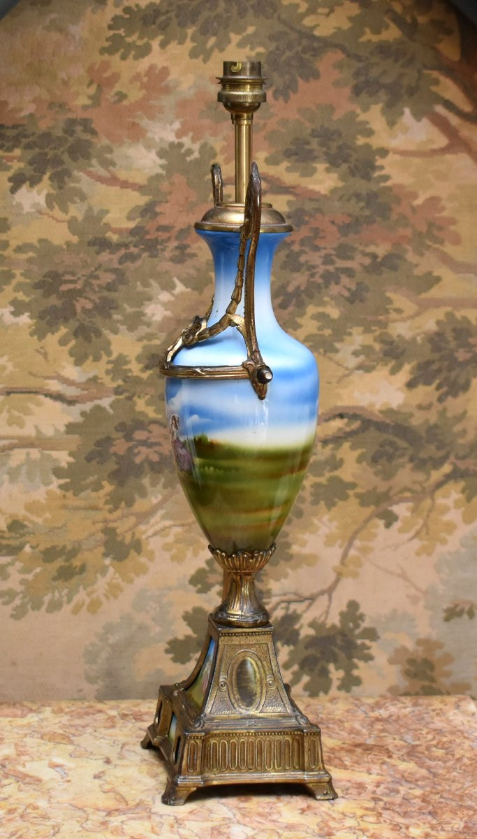 Pied de lampe en faïence décorée de personnages et angelots sur pied  en régule  doré fin XIXe-photo-4