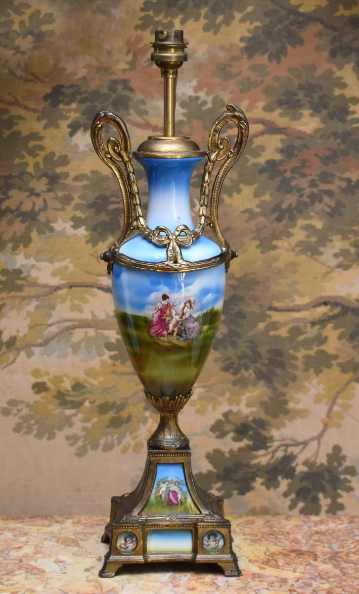 Pied de lampe en faïence décorée de personnages et angelots sur pied  en régule  doré fin XIXe