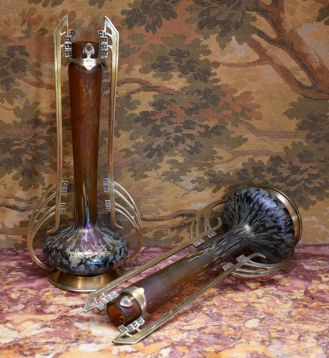 Paire de grands vases sur socle et armature bronze, verre irisé, attribué à Loetz, Bohême, 1900-photo-3