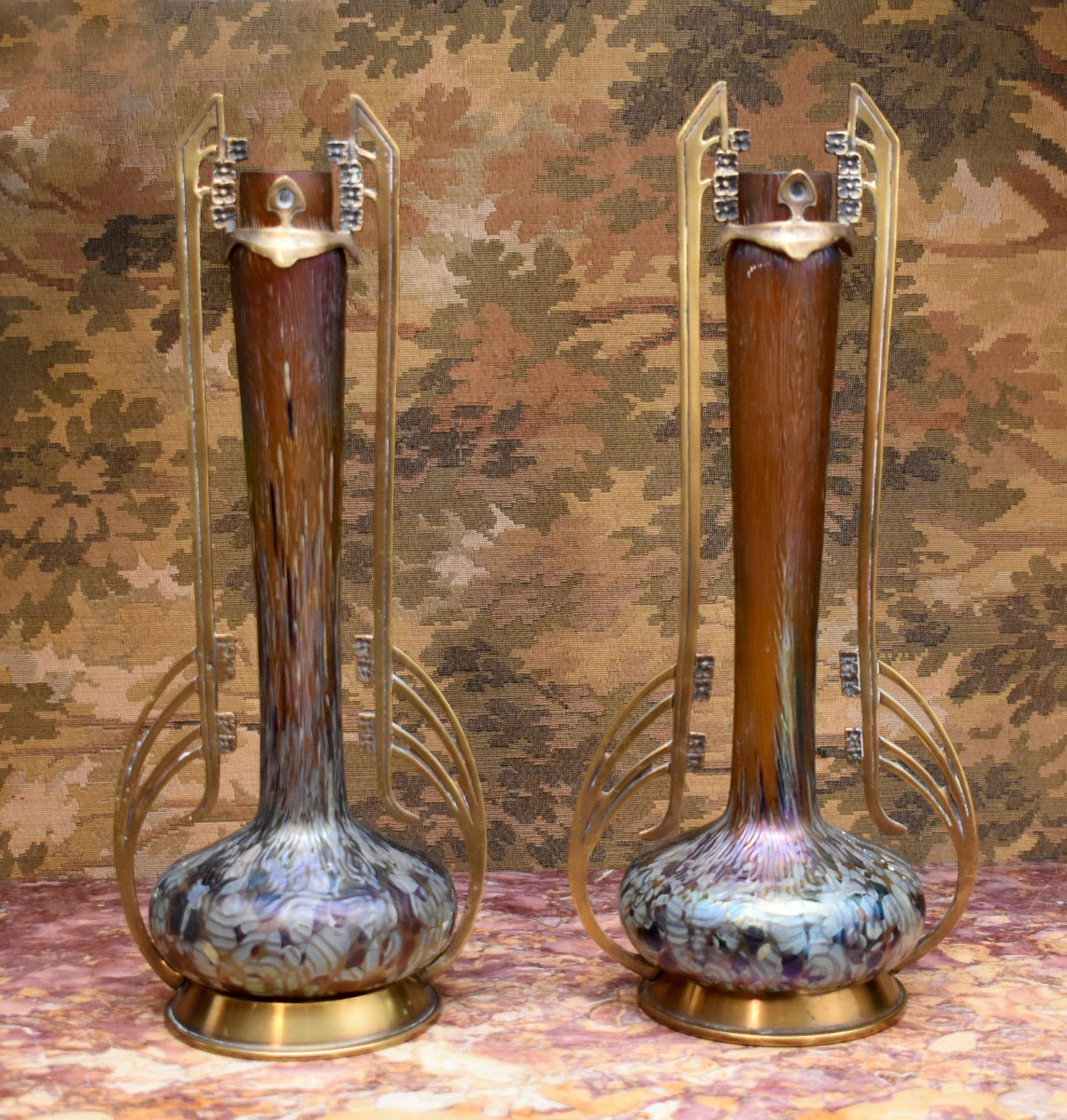 Paire de grands vases sur socle et armature bronze, verre irisé, attribué à Loetz, Bohême, 1900