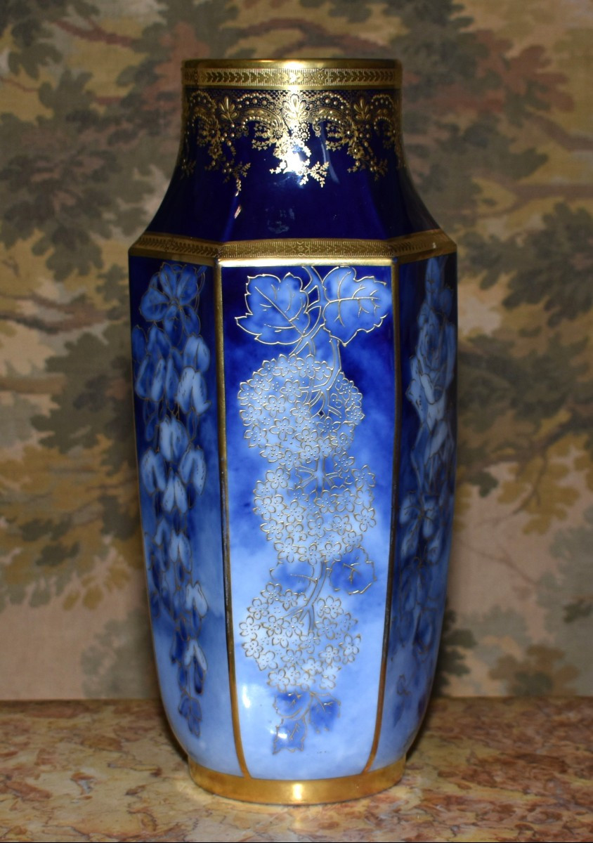 Vase en porcelaine de Limoges P. Pastaud, en camaieu de bleu et bleu de four, incrustation or, -photo-2