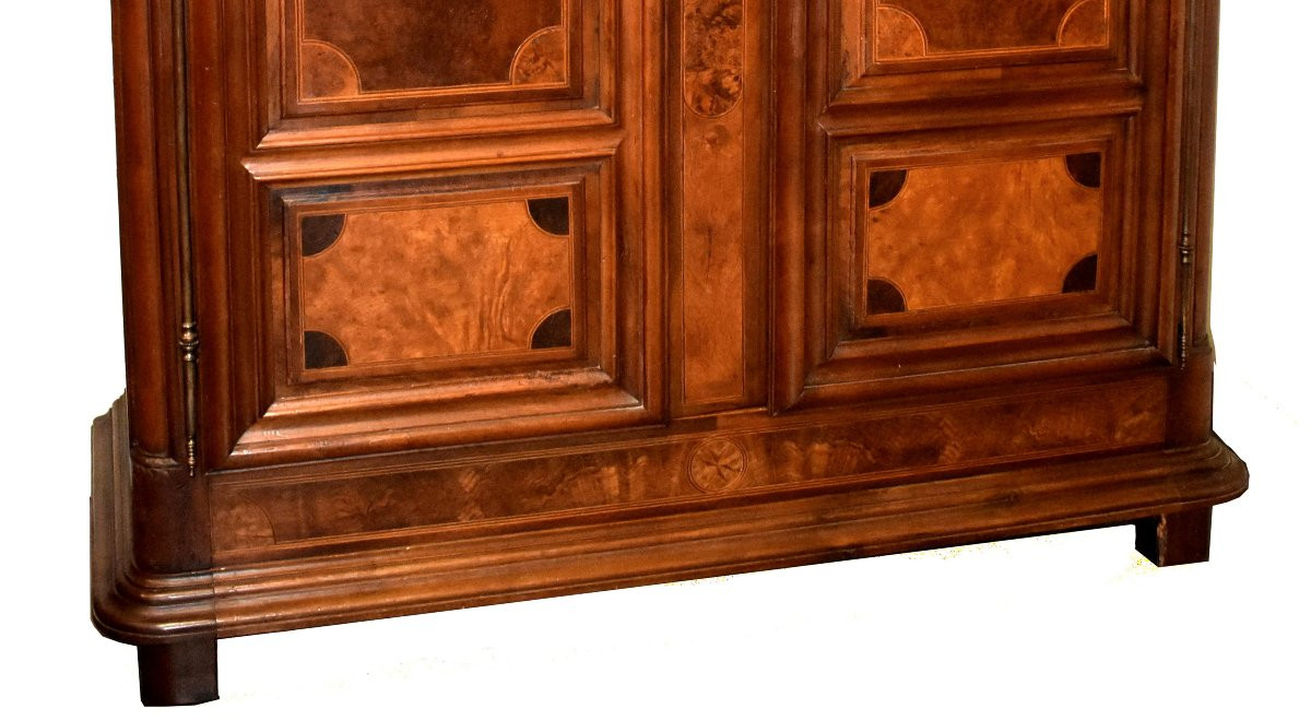 Armoire de l'Est de style Louis XIV  en Noyer, Loupe,  Ronce et  Motifs en Marqueterie, XVIIIe -photo-2