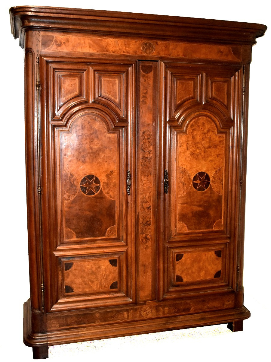 Armoire de l'Est de style Louis XIV  en Noyer, Loupe,  Ronce et  Motifs en Marqueterie, XVIIIe 