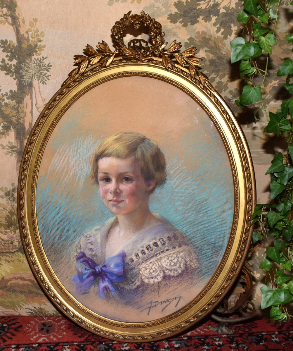 Jeanne Dangon 1873-1949 . Pastel ,  Portrait  Jeune Enfant, Cadre ovale doré à Nœud Louis XVI  