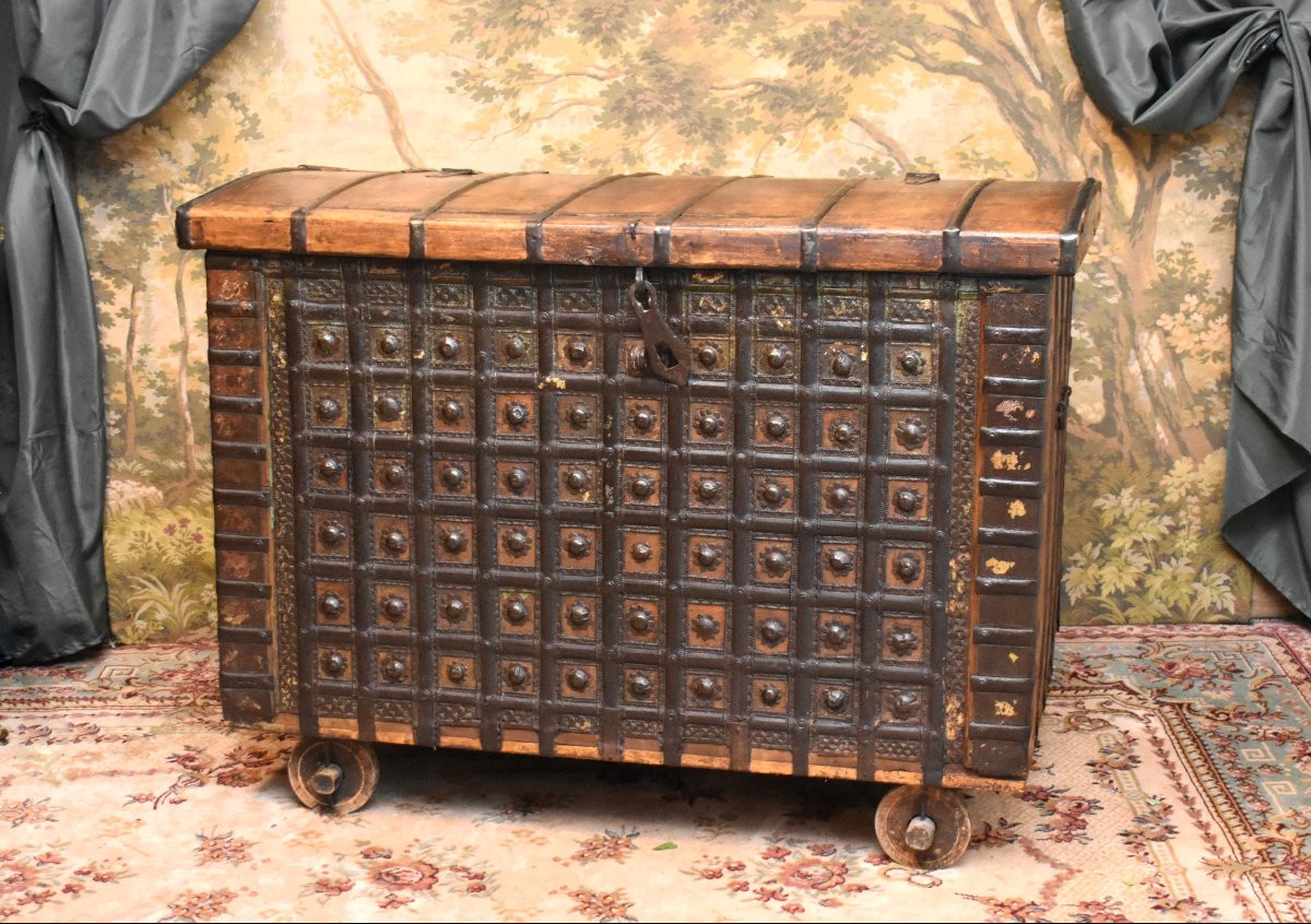 Large Iron-covered Chest, Rajasthan; Trunk On Four Wooden Wheels, India. 19th Century-photo-3
