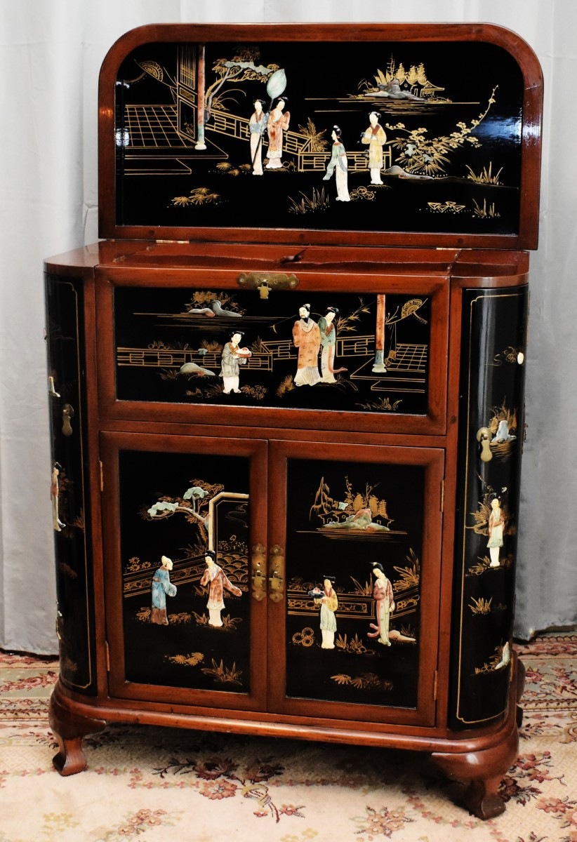 Bar Chinois , Décor De Personnages En Pierres Dures Et Laque De Chine, Scènes Animées, 