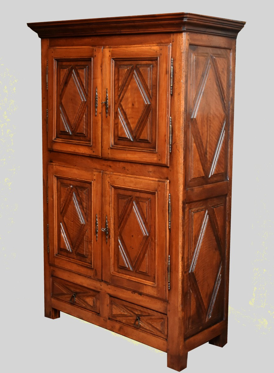 Petite Armoire Louis XIII à  4 Portes En Noyer, Bahut à Quatre Vantaux , Pointes De Diamants 
