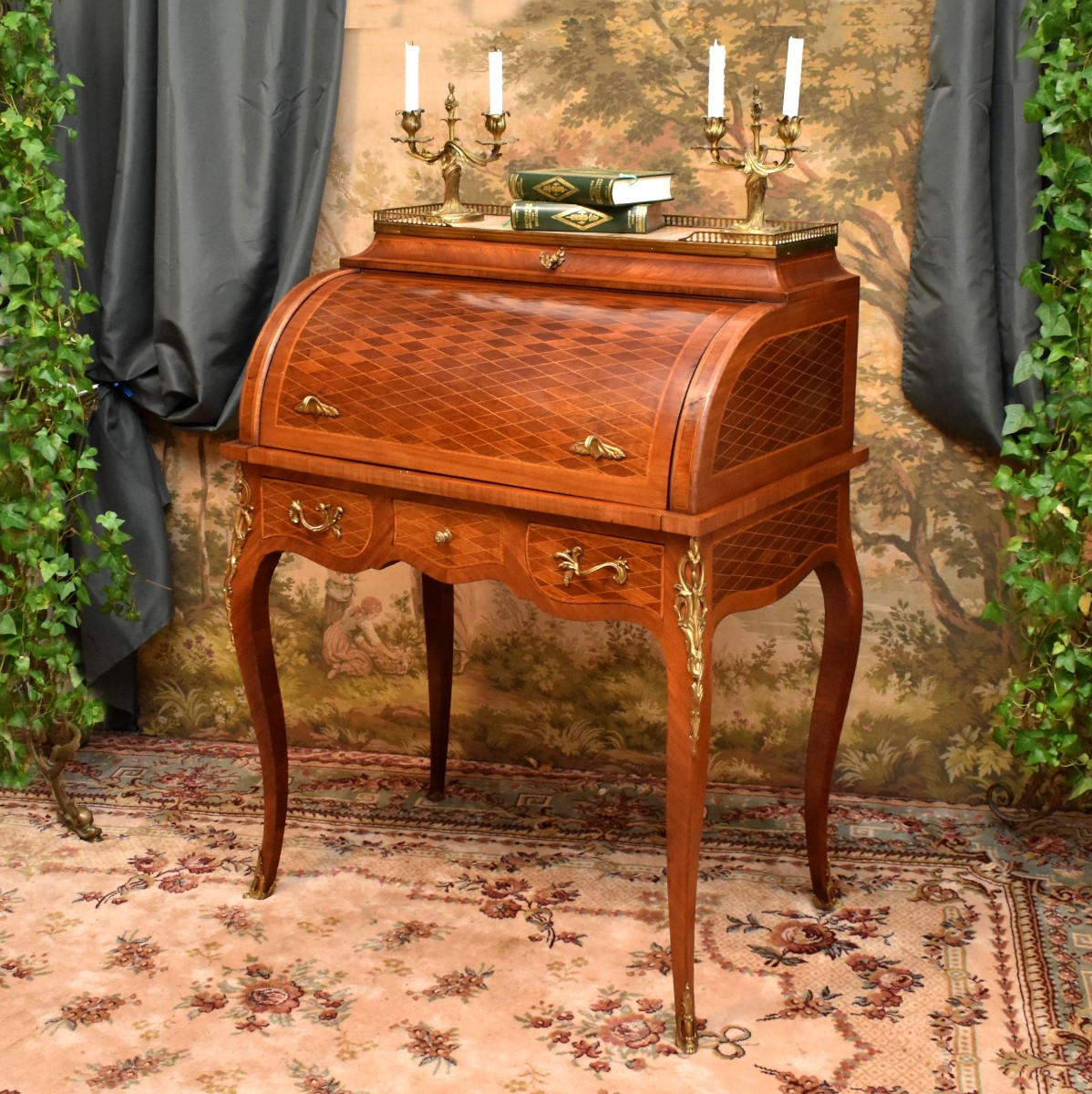 Bureau Cylindre De Style Louis XV En Marqueterie De Losanges, Dessus Marbre Et Galerie Laiton  