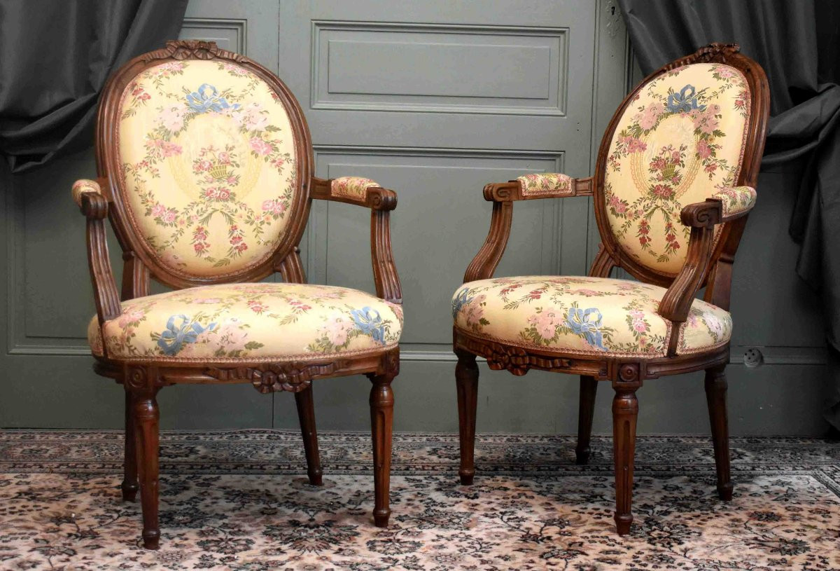 Pair Of Louis XVI Period Armchairs In Natural Waxed Wood, Medallion Back, 18th Century-photo-2