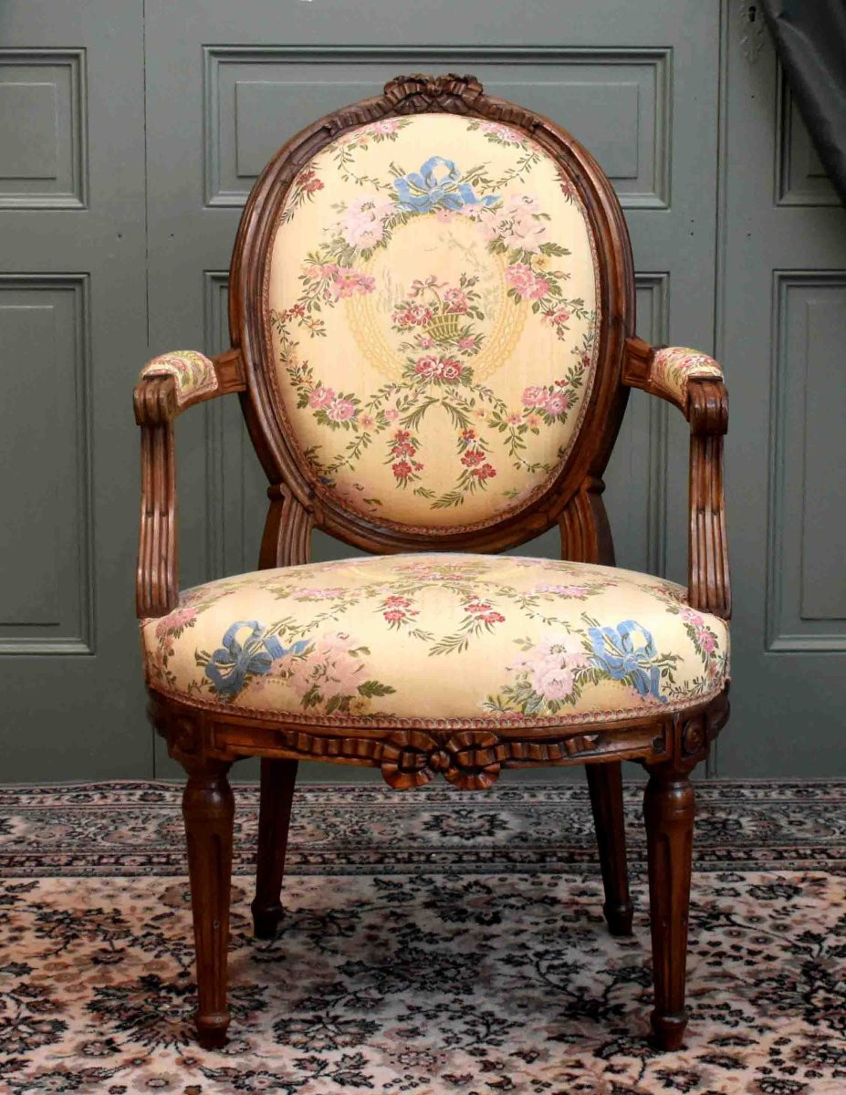 Pair Of Louis XVI Period Armchairs In Natural Waxed Wood, Medallion Back, 18th Century-photo-2