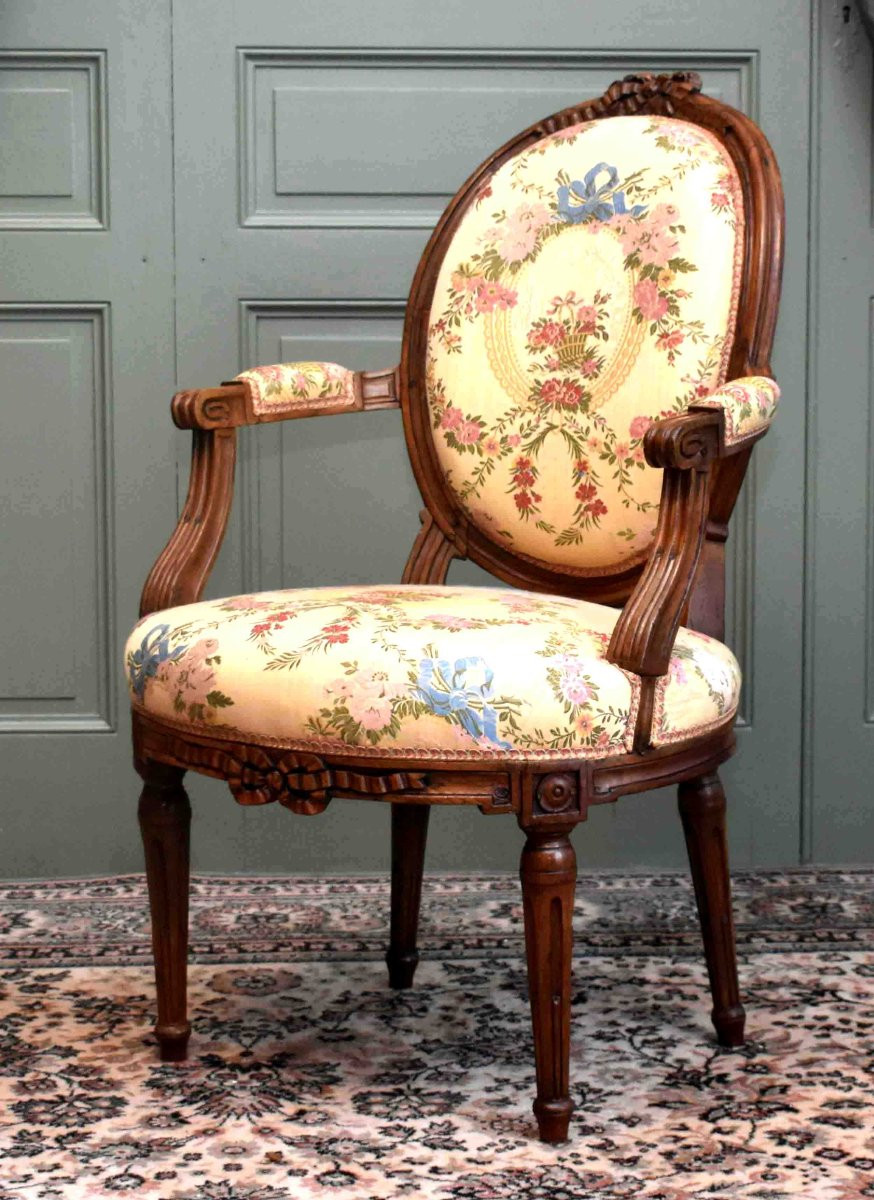 Pair Of Louis XVI Period Armchairs In Natural Waxed Wood, Medallion Back, 18th Century-photo-3
