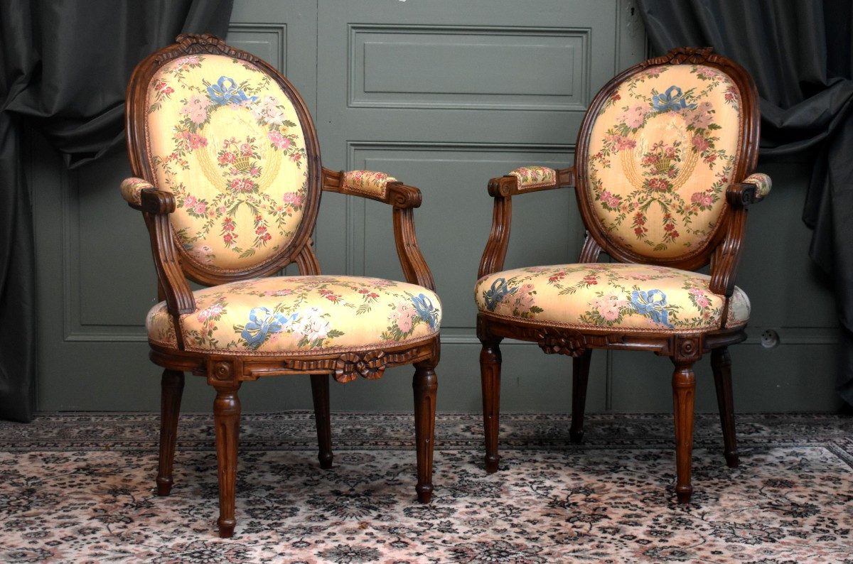 Pair Of Louis XVI Period Armchairs In Natural Waxed Wood, Medallion Back, 18th Century