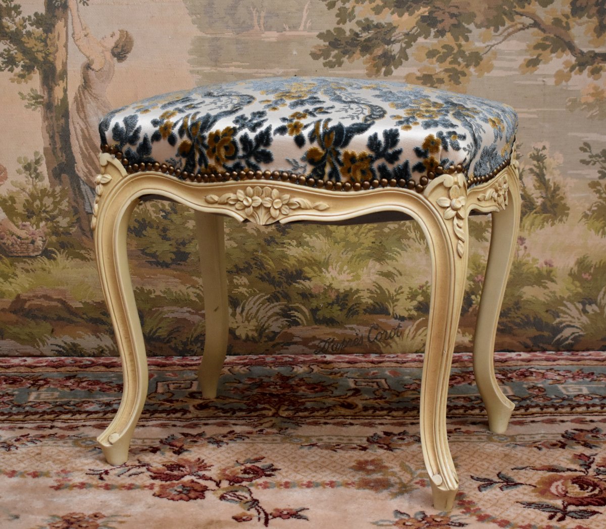 Tabouret De Style Louis XV En Bois Laqué Blanc Cassé,  Tissu Velours Gaufré, Bout De Pied Peint-photo-2