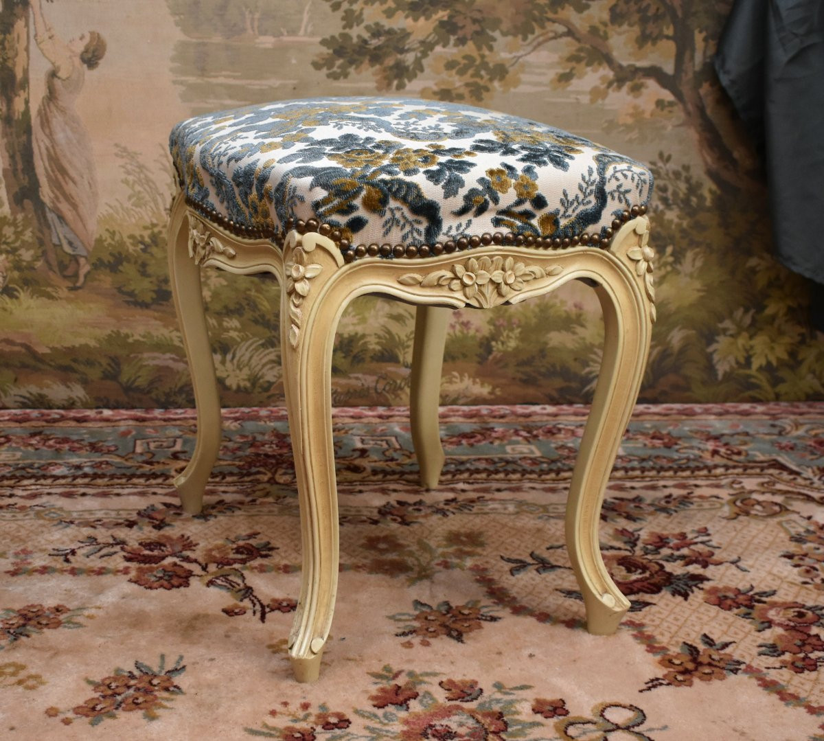 Tabouret De Style Louis XV En Bois Laqué Blanc Cassé,  Tissu Velours Gaufré, Bout De Pied Peint-photo-1