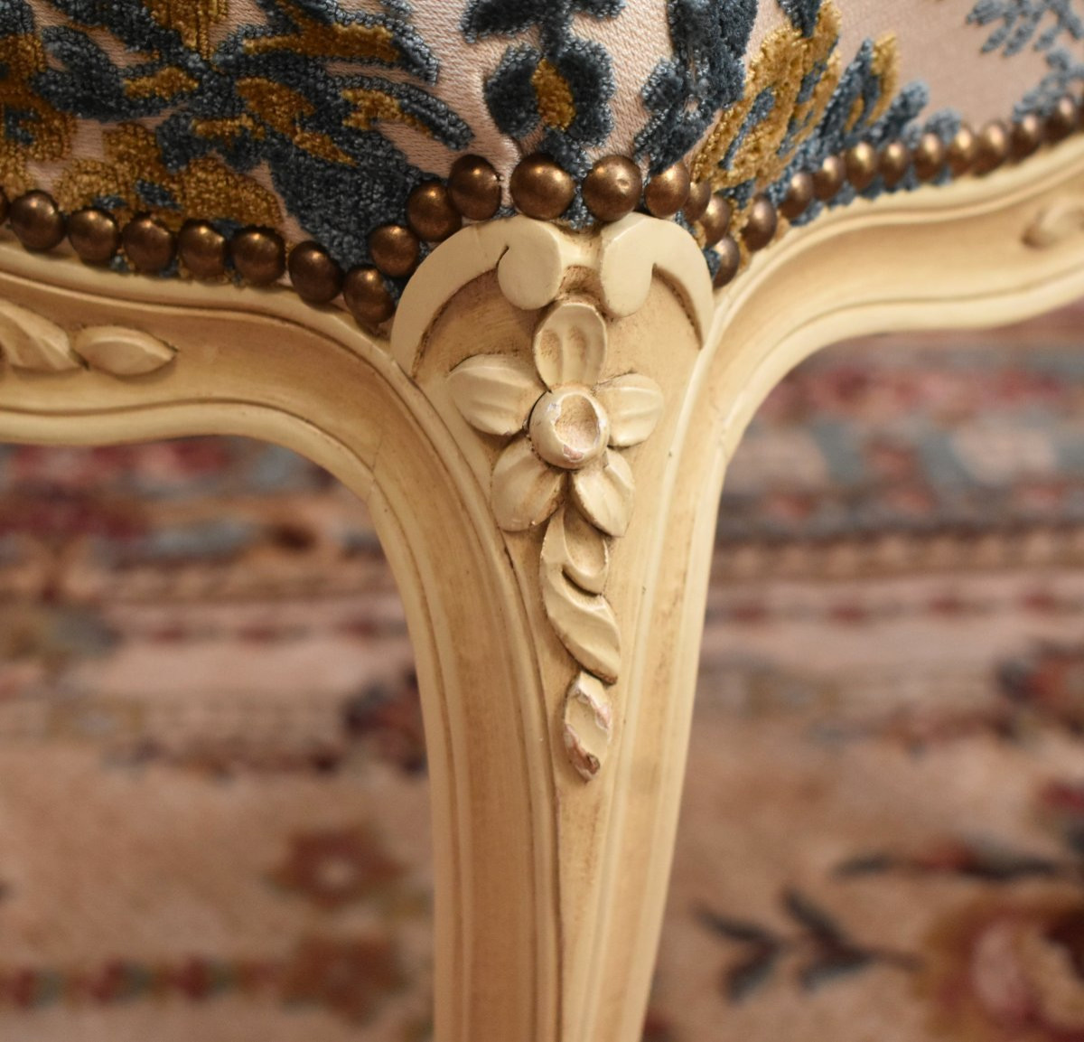 Tabouret De Style Louis XV En Bois Laqué Blanc Cassé,  Tissu Velours Gaufré, Bout De Pied Peint-photo-4
