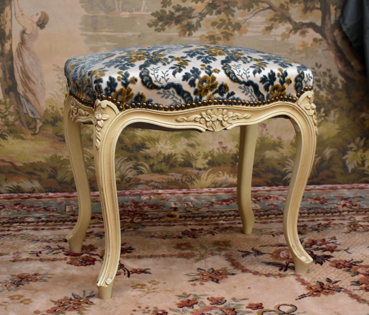 Tabouret De Style Louis XV En Bois Laqué Blanc Cassé,  Tissu Velours Gaufré, Bout De Pied Peint