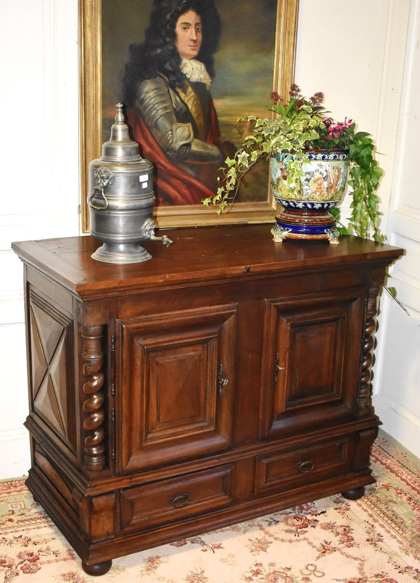 Buffet Bas Louis XIII En Noyer, 2 portes , 2 tiroirs,   à  Pointes De Diamant Et Torsades. -photo-2