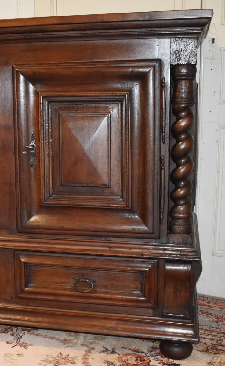 Buffet Bas Louis XIII En Noyer, 2 portes , 2 tiroirs,   à  Pointes De Diamant Et Torsades. -photo-3