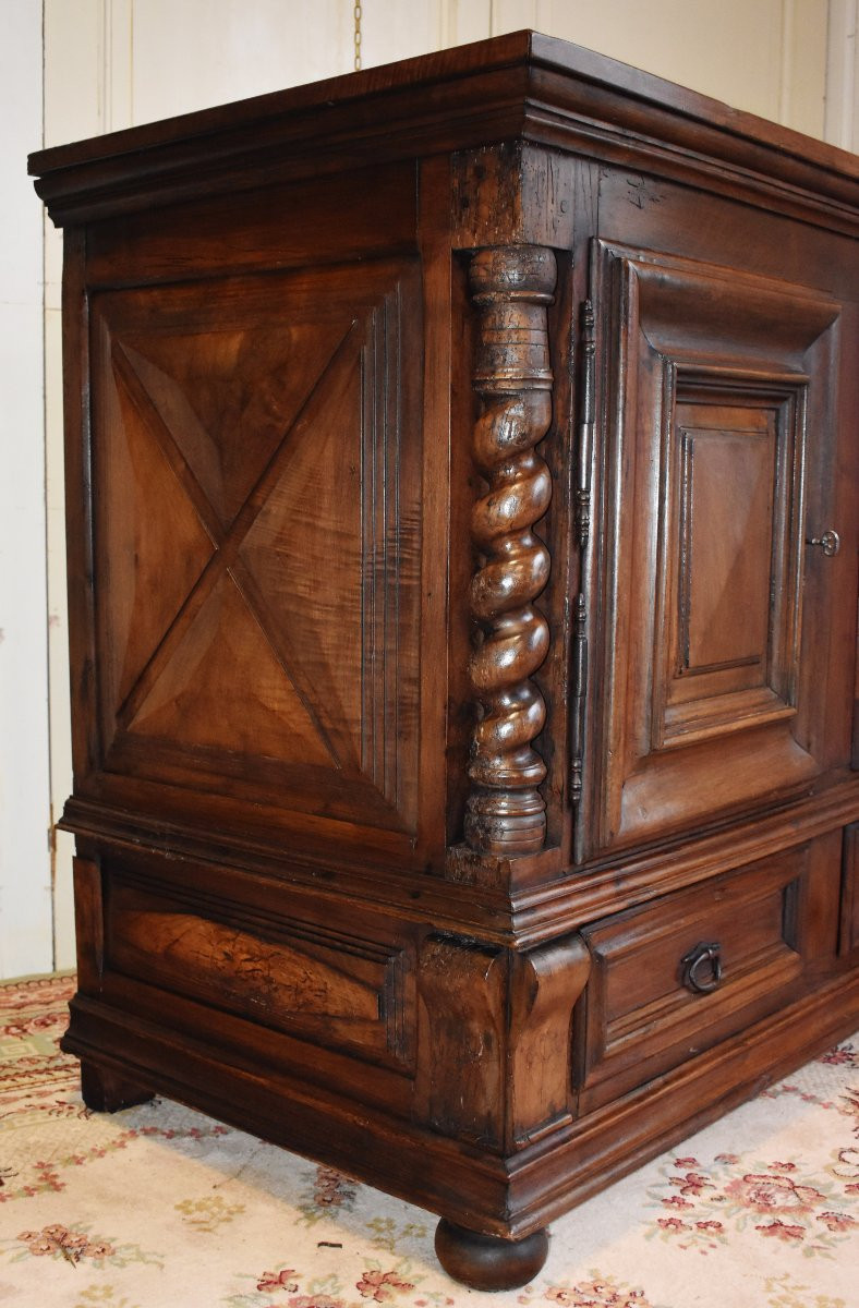 Buffet Bas Louis XIII En Noyer, 2 portes , 2 tiroirs,   à  Pointes De Diamant Et Torsades. -photo-2