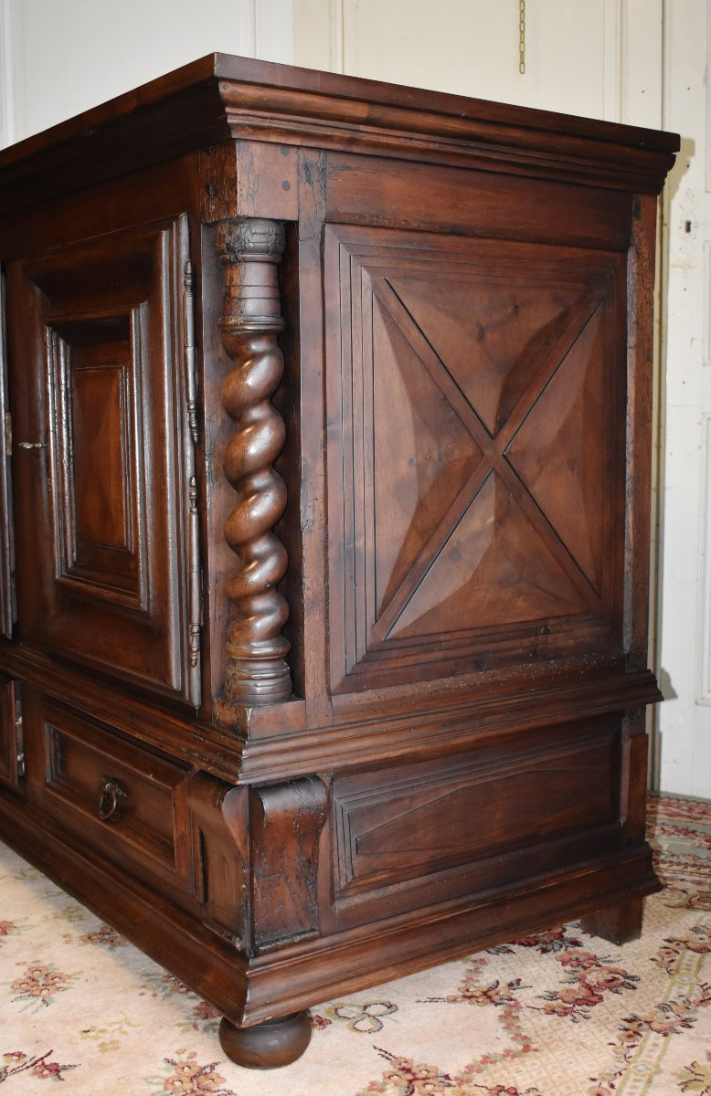 Buffet Bas Louis XIII En Noyer, 2 portes , 2 tiroirs,   à  Pointes De Diamant Et Torsades. -photo-3