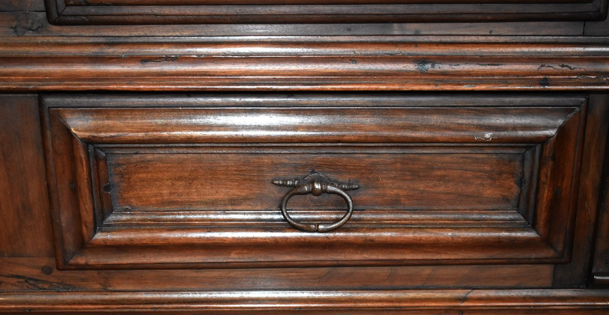 Buffet Bas Louis XIII En Noyer, 2 portes , 2 tiroirs,   à  Pointes De Diamant Et Torsades. -photo-6