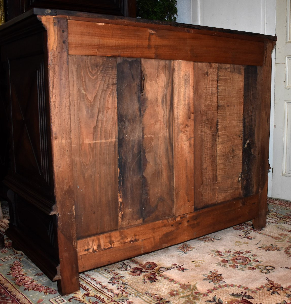 Buffet Bas Louis XIII En Noyer, 2 portes , 2 tiroirs,   à  Pointes De Diamant Et Torsades. -photo-7